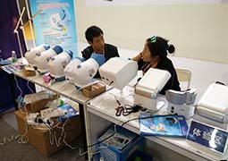 客户对产品进行交流